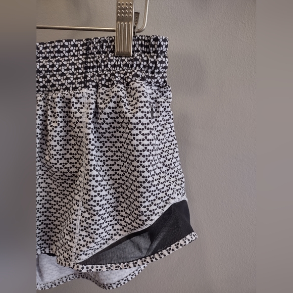 Lululemon Run Hotty Hot Shorts II 2.5" In Monochromic White/Monochromic Black - Picture 6 of 13
